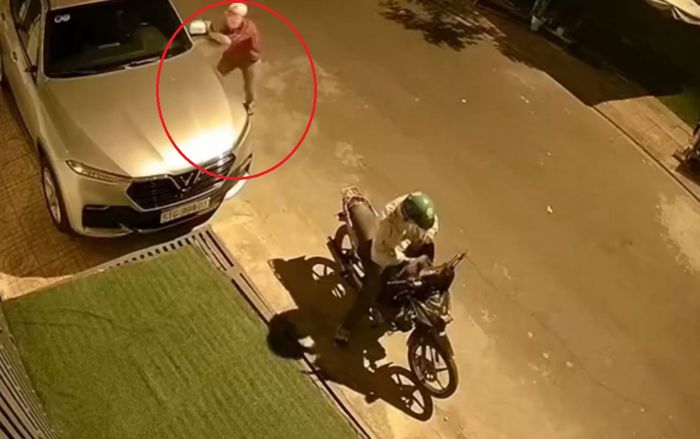 Gã đàn ông bẻ trộm 2 chiếc gương ô tô, động tác thuần thục đến bất ngờ