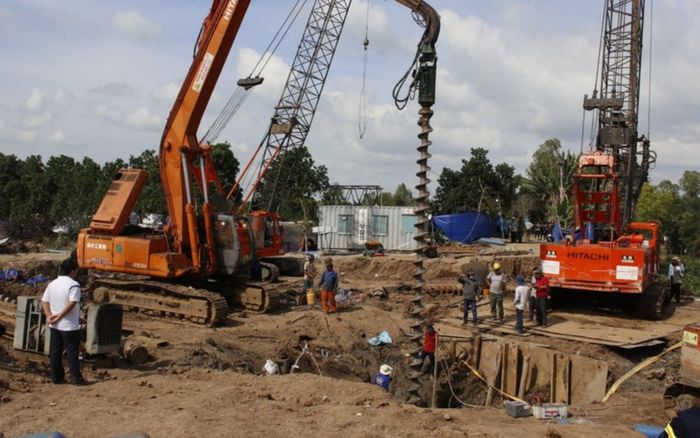 Đã làm sạch lượng bùn đất xuống độ sâu 23m trong vành thép, sẵn sàng các phương án kéo cọc bê tông lên