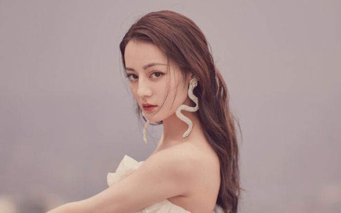 Địch Lệ Nhiệt Ba phản ứng cực căng trước tin đồn ra nước ngoài sinh con