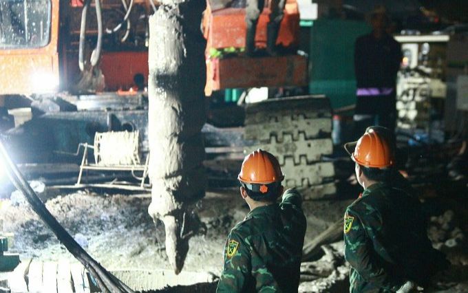 Làm sạch những mét đất cuối, dự kiến nhổ cọc bê tông lúc 9h: 'Cố lên Hạo Nam, con sắp được về nhà rồi'