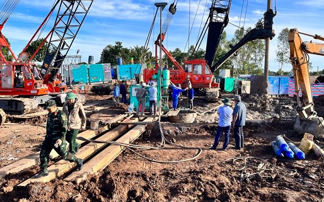 Thêm nhiều chuyên gia đến hiện trường hỗ trợ việc giải cứu bé trai lọt xuống trụ bê tông