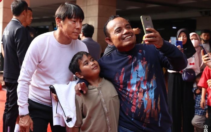 Indonesia 'bán chạy như tôm tươi' dù giá vé bán kết lượt đi cao hơn Việt Nam