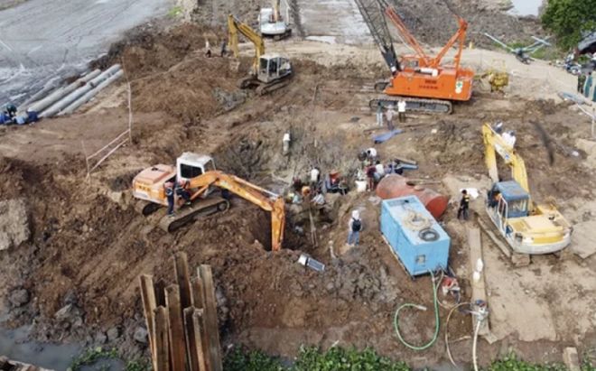 Vụ bé trai tử vong sau khi lọt trụ bê tông ở Đồng Tháp: Vì sao trong ống trụ có đất đá?