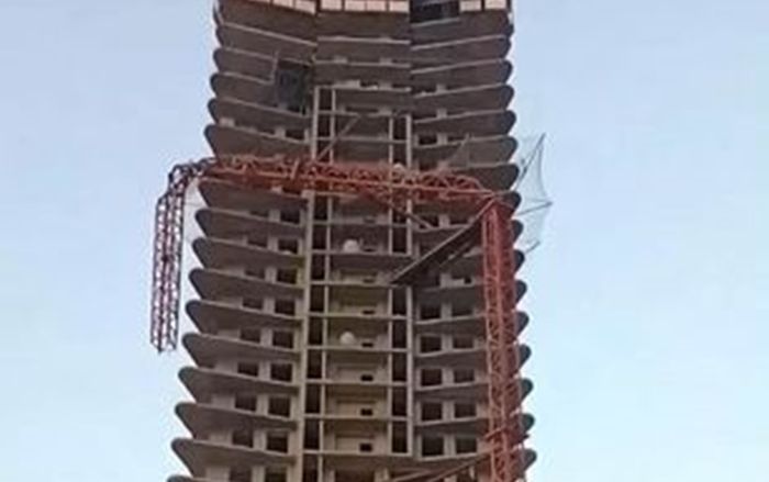 Cần cẩu bất ngờ gãy, đè chết 6 công nhân xây dựng đang ngủ