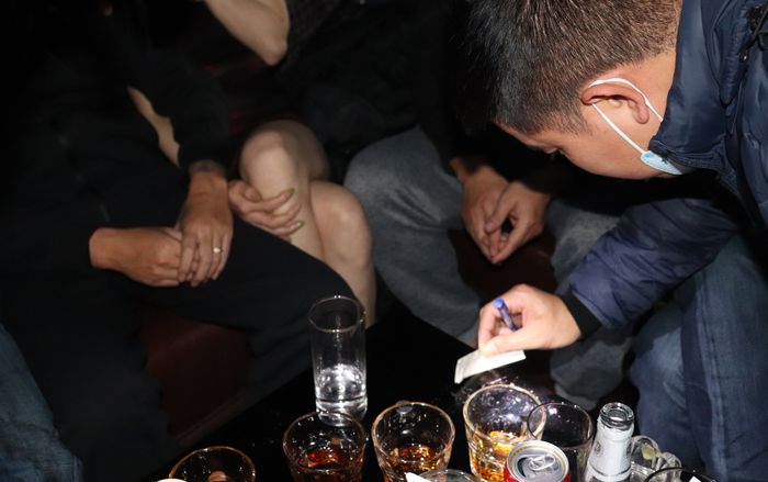 Phát hiện hàng chục dân chơi 'thác loạn' thâu đêm tại quán bar