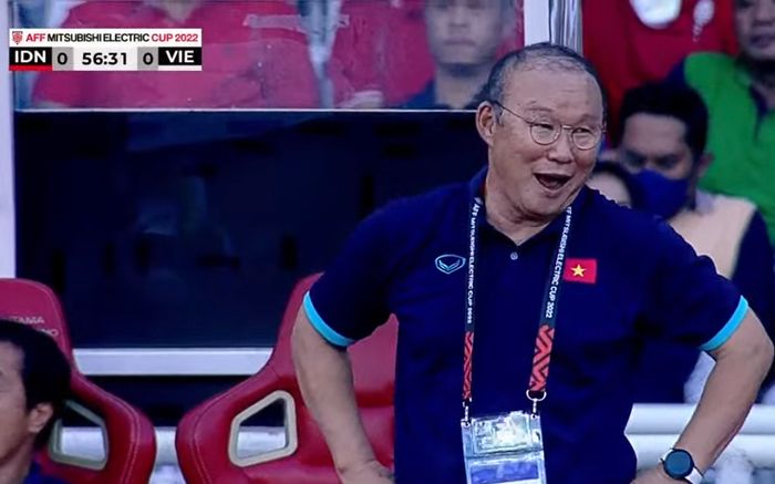 HLV Park Hang Seo cười khi thấy Văn Hậu thoát thẻ đỏ