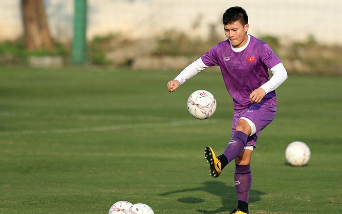 Tại sao mặt cỏ sân tập Liên đoàn xanh hơn sân Mỹ Đình?