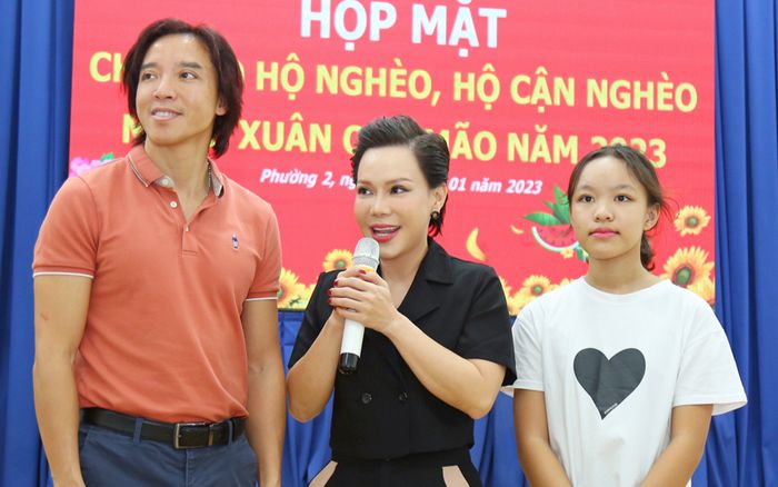 Vợ chồng Việt Hương xúc động tặng quà tết cho bà con nghèo