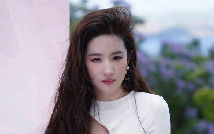 Chưa kịp công khai bạn trai, Lưu Diệc Phi đã bị 'tiểu tam' phá đám