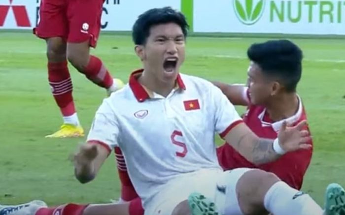 Truyền thông Indonesia: 'Văn Hậu được bỏ qua thẻ đỏ và một quả phạt đền'