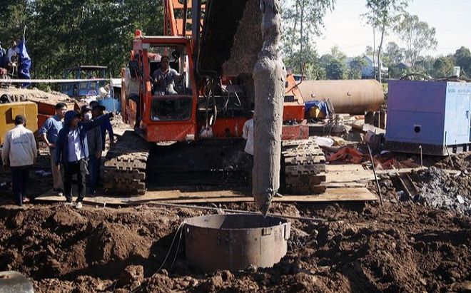 Vụ bé trai 10 tuổi rơi xuống trụ bê tông: Đề nghị điều thêm cần cẩu loại lớn vào kéo ông trụ bê tông