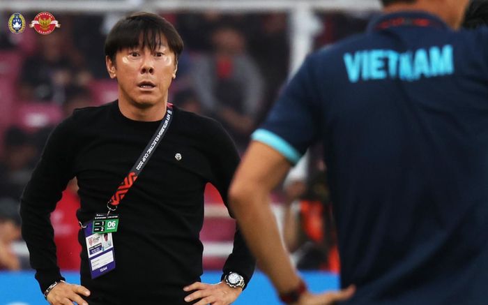 HLV Shin Tae Yong xấu xí 'tấn công' Văn Hậu trước trận bán kết lượt về