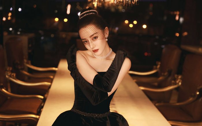 Không phải đôi chân, đây mới là bộ phận quyến rũ nhất của Địch Lệ Nhiệt Ba