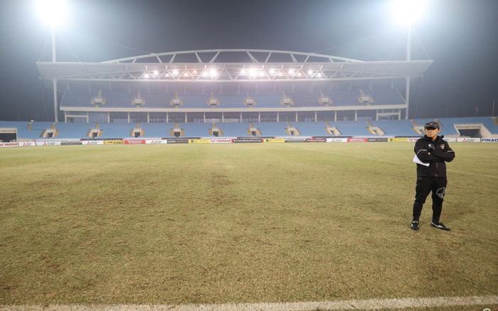 Indonesia đăng cận cảnh mặt cỏ sân Mỹ Đình: Xót xa hình ảnh bóng đá Việt Nam bị châm biếm