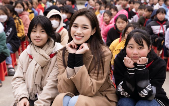 Hoa hậu Đỗ Thị Hà trao tặng học bổng cho học sinh vùng cao biên giới