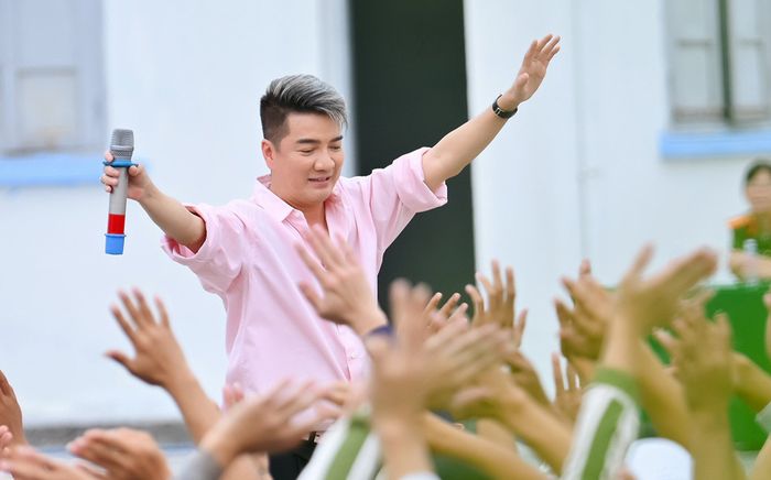 Đàm Vĩnh Hưng bất ngờ tái ngộ 'người quen' trong chuyến đi thăm trại giam