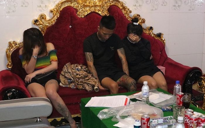 'Bay lắc', 'thác loạn' trong quán karaoke, nhóm nam nữ thanh niên lấy tay che mặt khi bị bắt quả tang