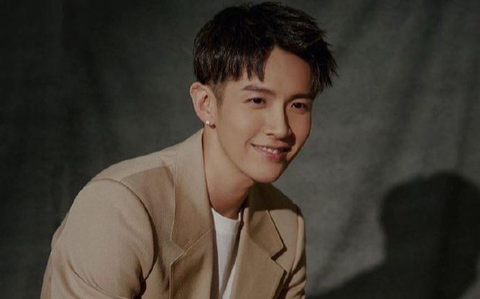 Một nam diễn viên nổi tiếng gặp tai nạn ở phim trường khiến khuôn mặt bị biến dạng, phải khâu 30 mũi