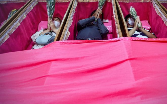 'Độc lạ Thái Lan' với nghi lễ nằm trong quan tài đón năm mới