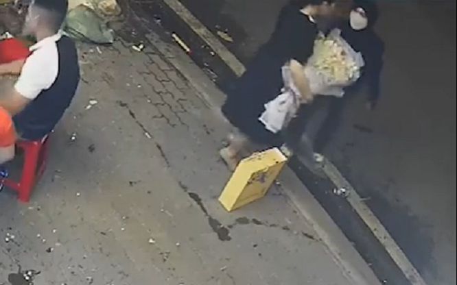 Hí hửng ôm bó hoa bằng tiền trên tay, cô gái 'xanh mặt' sợ hãi bởi cuộc giáp mặt với thanh niên sau đó