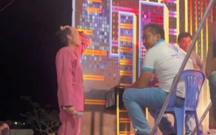 Phản ứng của khán giả ra sao khi Hoài Linh 'lẻ bóng' giữa dàn đồng nghiệp đình đám để chờ diễn?