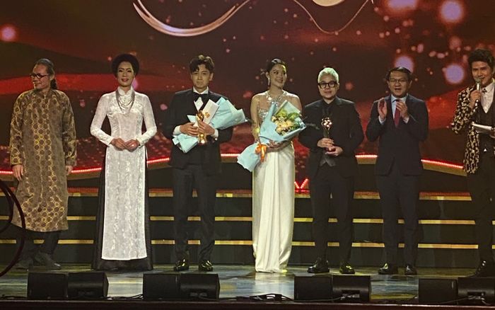 Lễ trao giải Mai Vàng 2022: Ngô Kiến Huy lập cú đúp giải thưởng, 'Bên Trên Tầng Lầu' tiếp tục thắng lớn