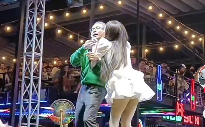 Chi Dân có phản ứng ra sao khi bị cưỡng hôn ngay trên sân khấu?