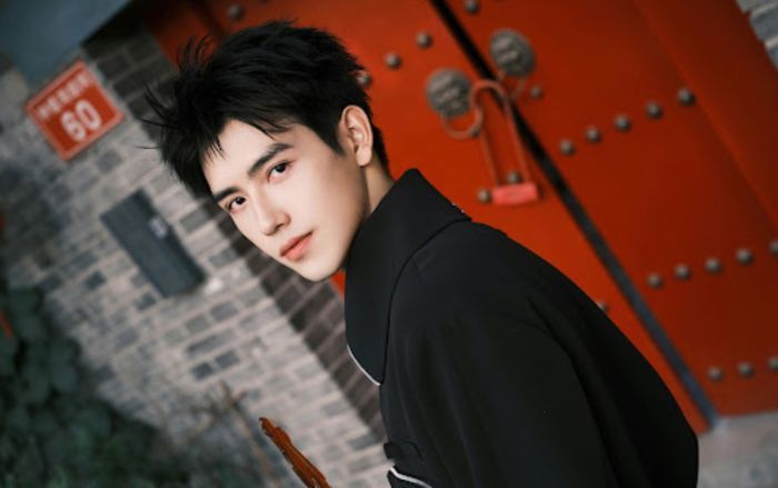 Trần Phi Vũ ghi trọn 10 điểm tinh tế khi bảo vệ fan nữ ở chốn đông người