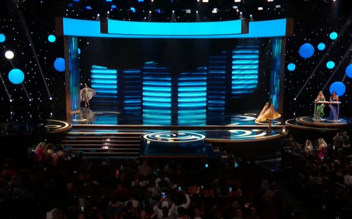 Sân khấu bán kết Miss Universe nhỏ hơn tưởng tượng: Thí sinh catwalk 'rón rén', sợ phanh không kịp