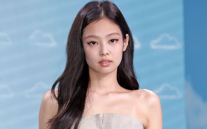 Jennie (BLACKPINK) được khen xinh như công chúa khi đổi kiểu makeup, hóa ra trước nay đều bị stylist hại