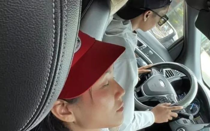 Đăng ảnh đi làm, H'Hen Niê 'trượt tay' để lộ bạn trai làm tài xế