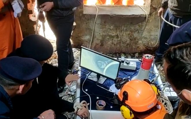 5 giờ 'nghẹt thở' giải cứu bé trai 4 tuổi rơi xuống giếng khoan sâu 12 mét