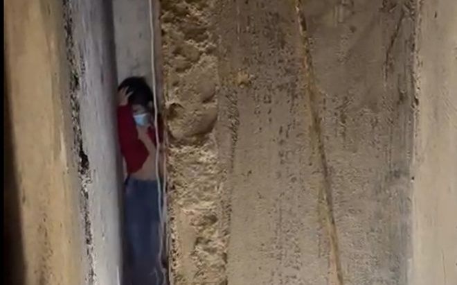 Nín thở theo dõi khoảnh khắc giải cứu bé gái lọt vào khe tường chỉ rộng 25cm