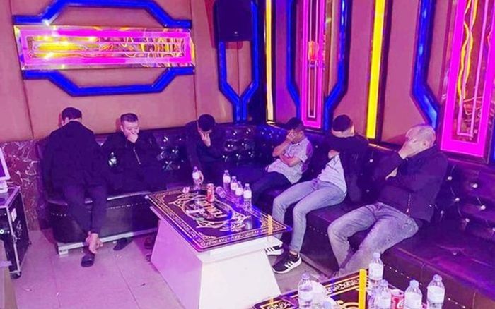 6 người đàn ông làm điều xấu hổ trong phòng karaoke, bị bắt quả tang lập tức lấy tay che mặt