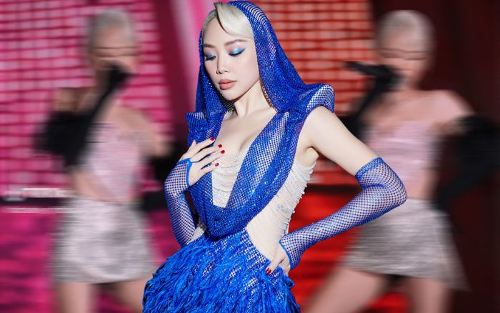 Tóc Tiên tiết lộ vóc dáng mũm mĩm khi diện váy áo gợi cảm đi hát, dân mạng phản ứng ra sao?