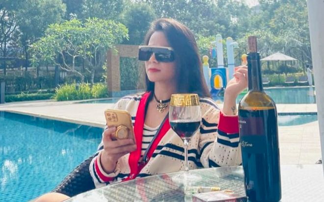 Netizen gửi ảnh tình tứ của chồng và Phương Oanh, vợ shark Bình nói 1 câu cực gắt