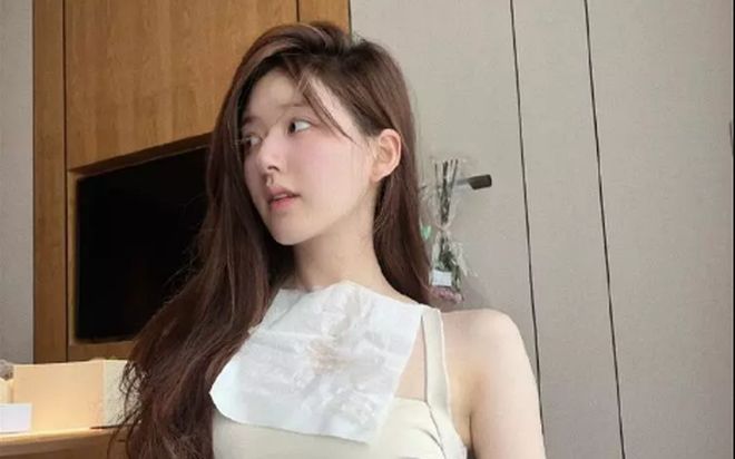 Triệu Lộ Tư lộ khuyết điểm trên sóng livestream, lần này fan hết đường bênh vực