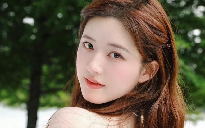 Triệu Lộ Tư tự xử lý trang phục khi quay phim, anti-fan mỉa mai: 'Không bắt trợ lý làm nữa hả?'