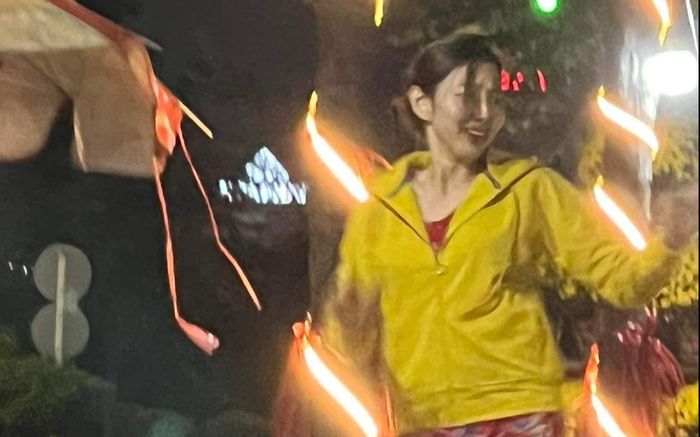 Thùy Tiên bị bắt gặp đi mua hoa Tết, người hâm mộ thi nhau bình luận: 'Lại mượn đồ của má nữa hả'