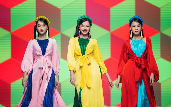 Hậu đăng quang, Hoa hậu Thanh Thủy cùng á hậu Thùy Linh - Ngọc Hằng dắt tay nhau diễn first face