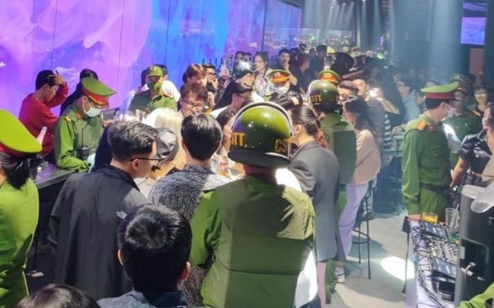 Quán bar vừa khai trương, khách và nhân viên bị bắt quả tang say sưa 'thác loạn' trong tiếng nhạc ồn ào