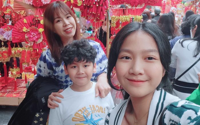 Bà xã Mạnh Trường cùng các con dạo phố, nhan sắc bà mẹ bỉm sữa được dân tình hết lời khen ngợi