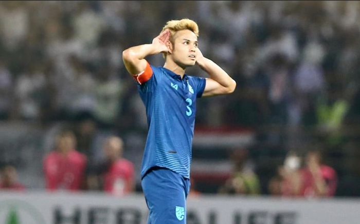 Theerathon khiêu khích HLV Park Hang Seo bằng kiểu ăn mừng giống Messi