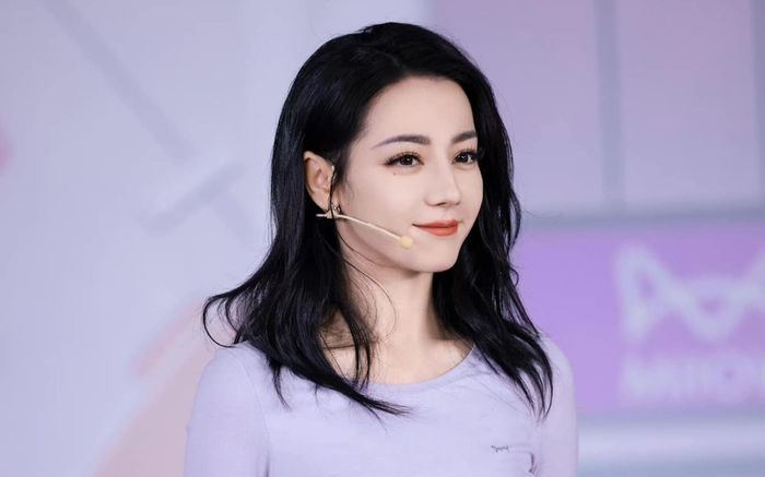 Hết Cúc Tịnh Y, đến Địch Lệ Nhiệt Ba cũng phải mặc đồ rẻ tiền, còn thấy rõ cả chỉ thừa