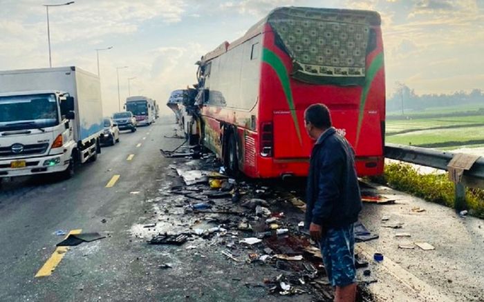 27 người thương vong sau vụ va chạm của 2 xe khách