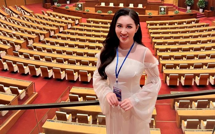 Hoa hậu Huỳnh Thúy Anh viếng thăm thắp hương cho đại tướng Võ Nguyên Giáp