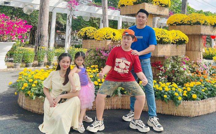Lê Phương sum họp bên gia đình dịp cuối năm, ngoại hình của quý tử gây ngỡ ngàng