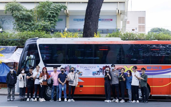 'Đủ nắng hoa sẽ nở' lan toả yêu thương cùng quản lý và idol tiktok live