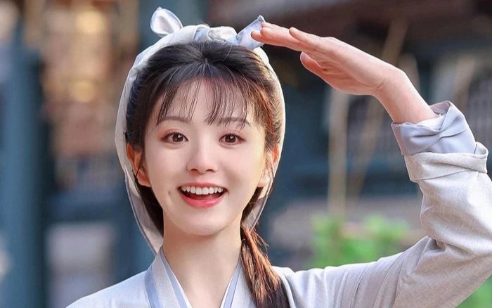 'Tiểu Triệu Lộ Tư' lộ gương mặt hốc hác, nhạt nhòa khi chưa trang điểm