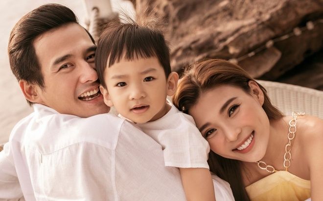 Vợ chồng Lương Thế Thành dành tặng đấng sinh thành món quà 'khủng' dịp cuối năm